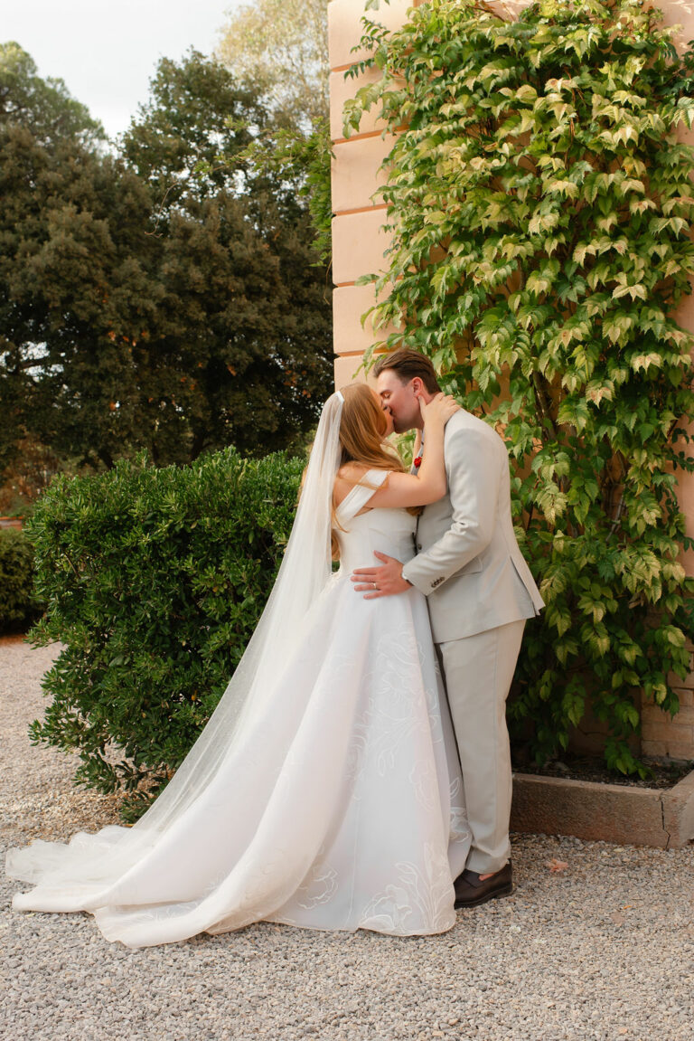 mariage coloré au château de Vaucouleurs en Provence